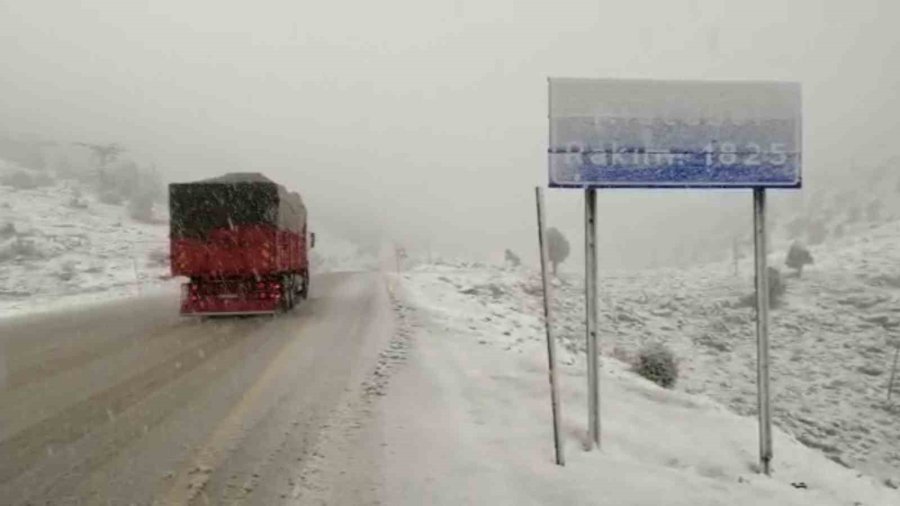 Antalya’ya Nisan Ayında Kar Süprizi
