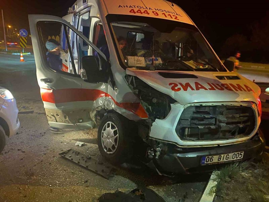 Ambulans İle Cipin Çarpıştığı Ve 9 Kişinin Yaralandığı Kaza Anı Kamerada