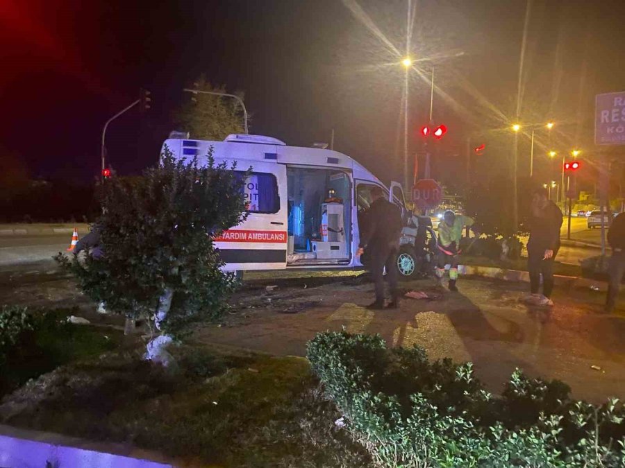 Ambulans İle Cipin Çarpıştığı Ve 9 Kişinin Yaralandığı Kaza Anı Kamerada