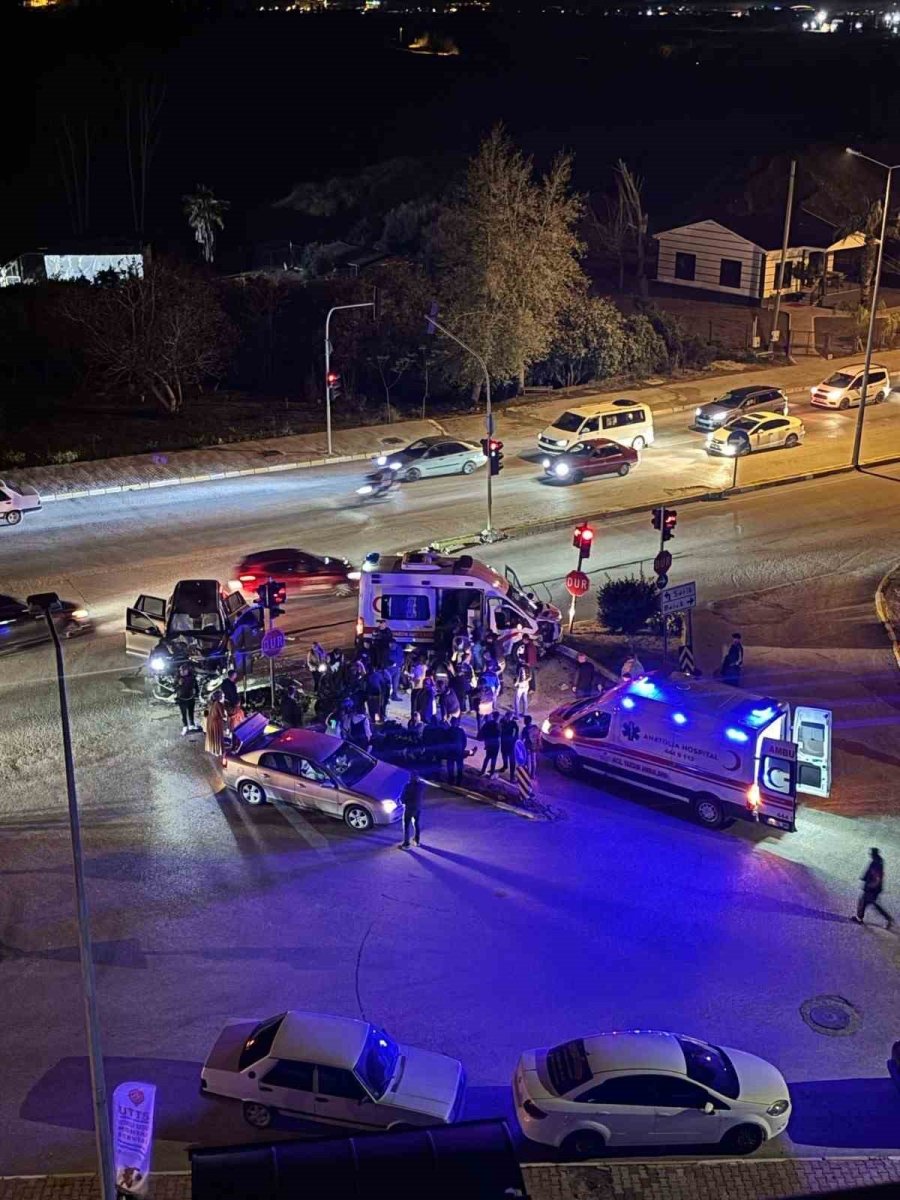 Ambulans İle Cipin Çarpıştığı Ve 9 Kişinin Yaralandığı Kaza Anı Kamerada