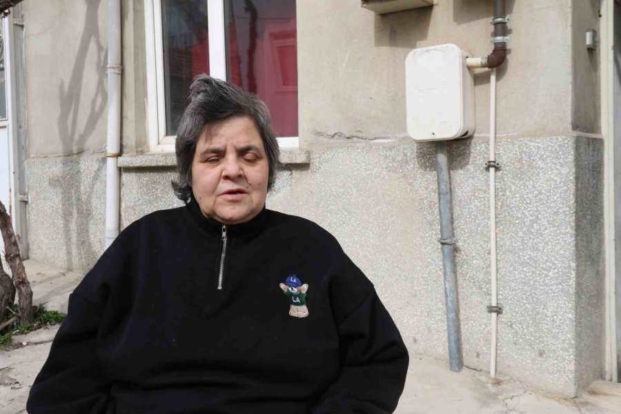 Görme Engeline Rağmen Tek Başına Yaşayıp Hayata Dört Elle Sarılan Kadın Azmiyle Taktir Topluyor
