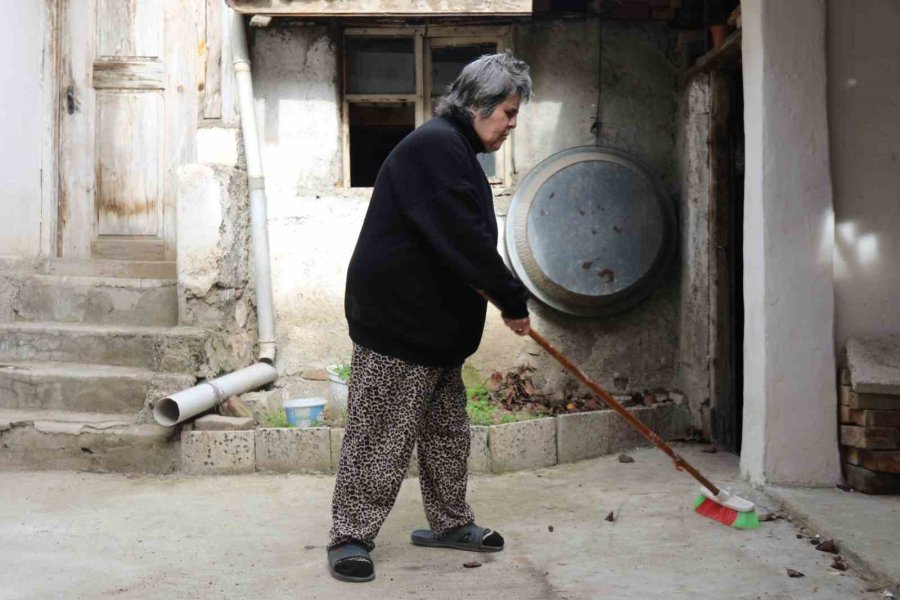 Görme Engeline Rağmen Tek Başına Yaşayıp Hayata Dört Elle Sarılan Kadın Azmiyle Taktir Topluyor