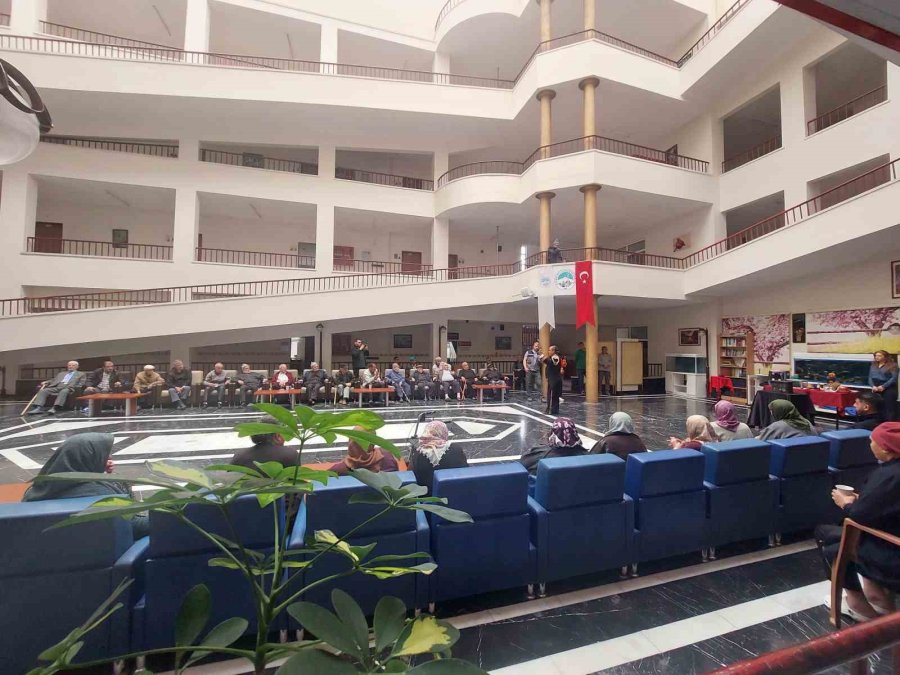 Yaşlı Çınarlar Bayramda İllüzyon Gösterisi İle Keyiflendi