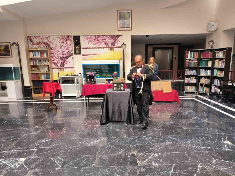 Yaşlı Çınarlar Bayramda İllüzyon Gösterisi İle Keyiflendi