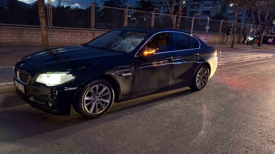 Otomobilin Yayaya Çarptığı Feci Kaza Kamerada