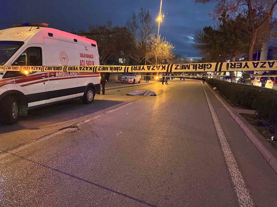 Otomobilin Yayaya Çarptığı Feci Kaza Kamerada