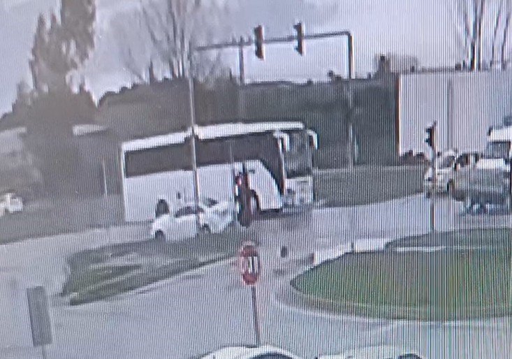 Kırmızı Işıkta Durmak İçin Yavaşlayan Otomobile Yolcu Otobüsü Çarptı