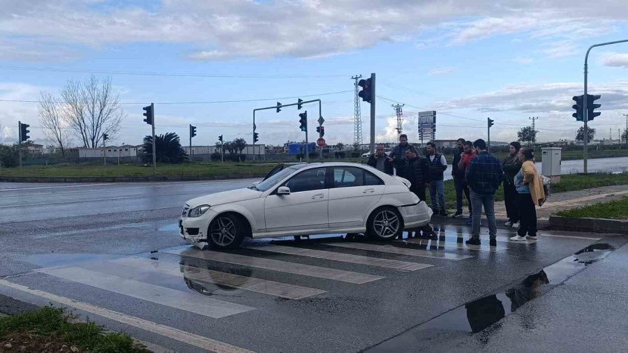 Kırmızı Işıkta Durmak İçin Yavaşlayan Otomobile Yolcu Otobüsü Çarptı