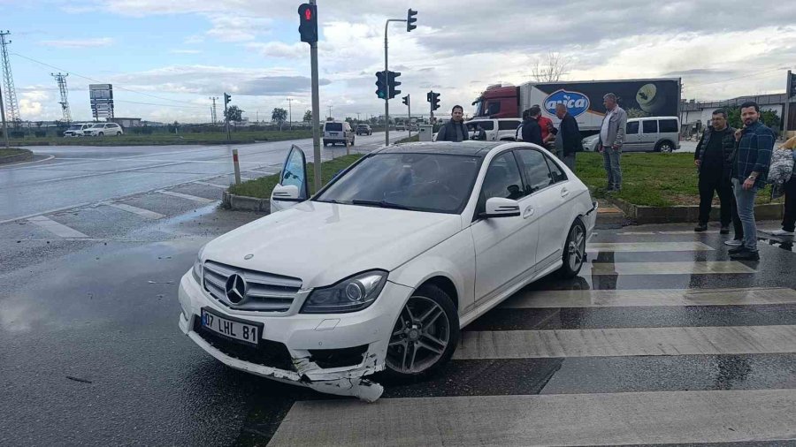 Kırmızı Işıkta Durmak İçin Yavaşlayan Otomobile Yolcu Otobüsü Çarptı