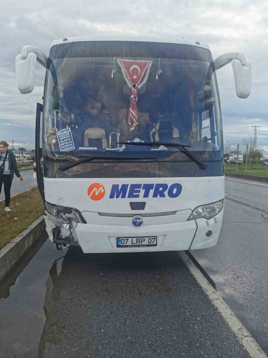 Kırmızı Işıkta Durmak İçin Yavaşlayan Otomobile Yolcu Otobüsü Çarptı