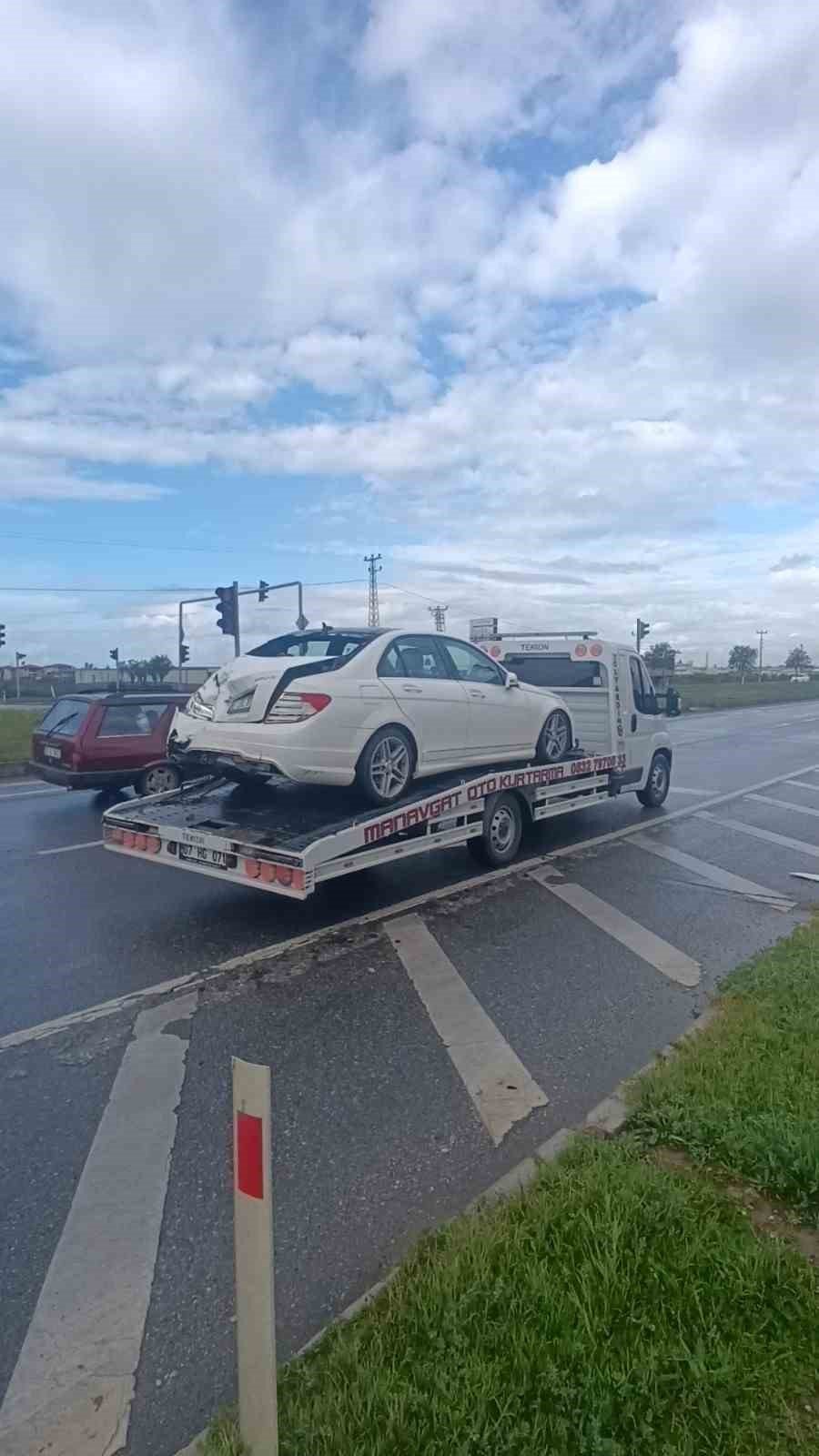 Kırmızı Işıkta Durmak İçin Yavaşlayan Otomobile Yolcu Otobüsü Çarptı