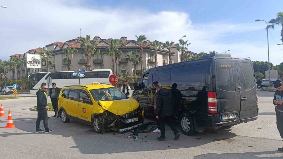 Minibüs İle Ticari Taksi Kavşakta Çarpıştı: 2’si Turist 3 Yaralı