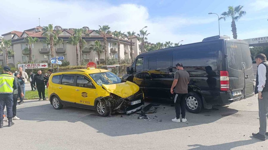 Minibüs İle Ticari Taksi Kavşakta Çarpıştı: 2’si Turist 3 Yaralı