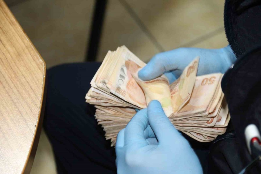 Dilencilikle 42 Bin Tl Ve Döviz Toplayan Şahıs: "paralar Uzaydan Gelmiş, Ben De Uzaydan Geldim"