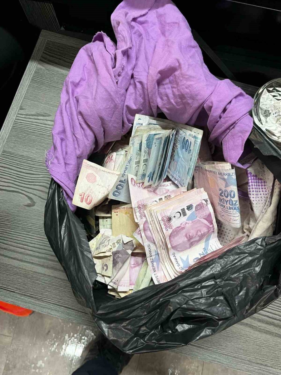 Dilencilikle 42 Bin Tl Ve Döviz Toplayan Şahıs: "paralar Uzaydan Gelmiş, Ben De Uzaydan Geldim"