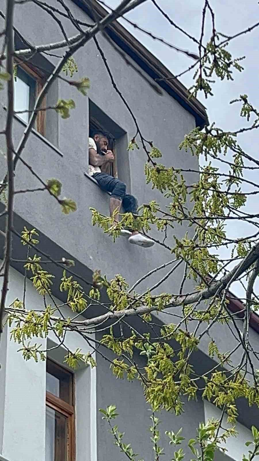 Hırsızlıktan Aranan Şüpheli Havalandırmadan Kaçamayınca İntihara Kalkıştı