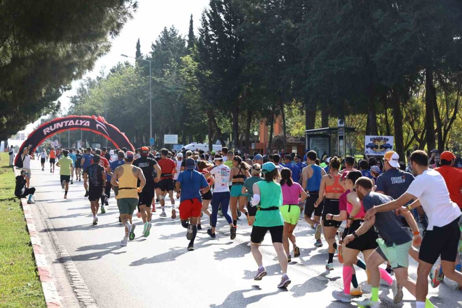 68 Ülkeden 1800’ü Yabancı,10 Bin Sporcu Runtalya’da Koştu