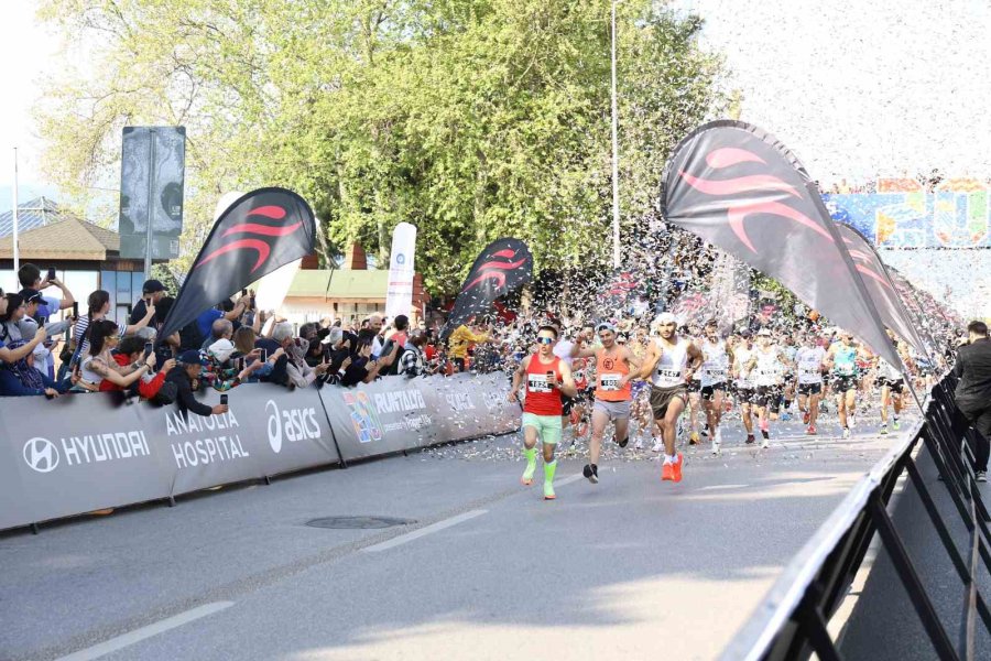 68 Ülkeden 1800’ü Yabancı,10 Bin Sporcu Runtalya’da Koştu