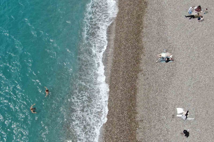Bayram Tatilinin Son Gününde Konyaaltı Sahili’ne Akın Ettiler