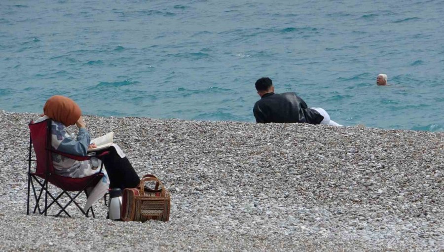 Bayram Tatilinin Son Gününde Konyaaltı Sahili’ne Akın Ettiler