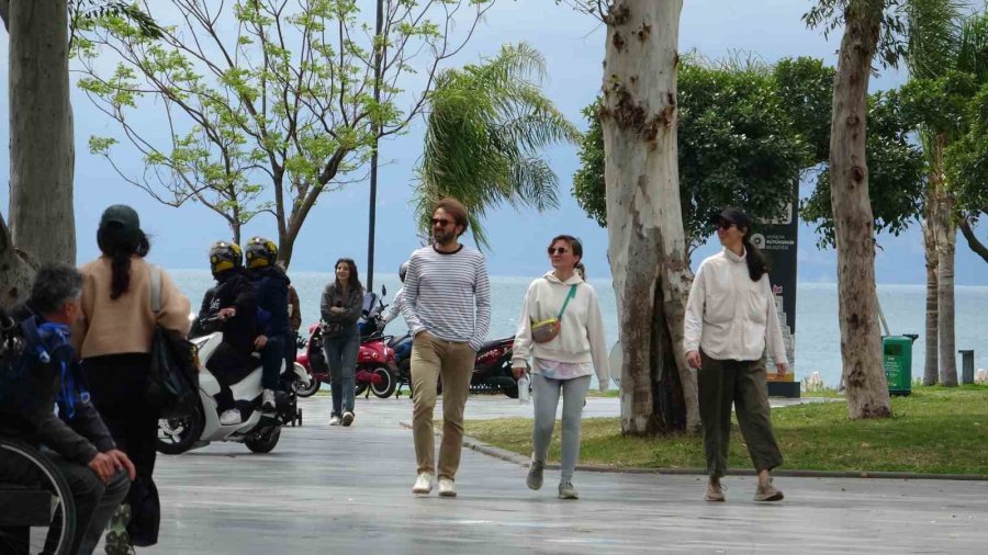 Bayram Tatilinin Son Gününde Konyaaltı Sahili’ne Akın Ettiler