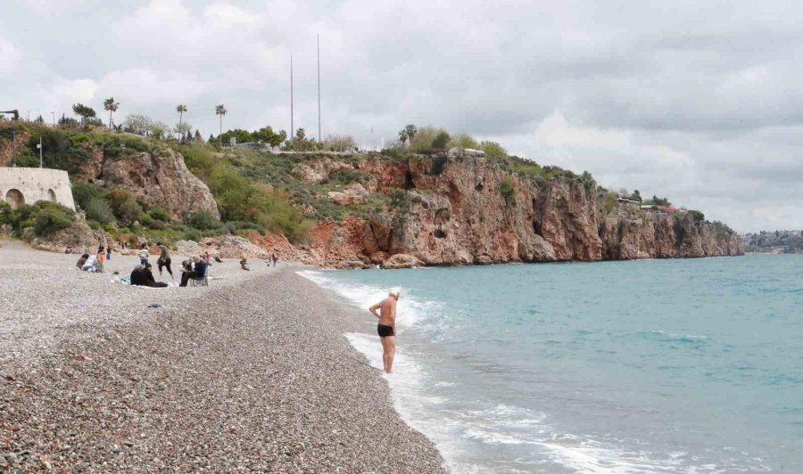 Bayram Tatilinin Son Gününde Konyaaltı Sahili’ne Akın Ettiler