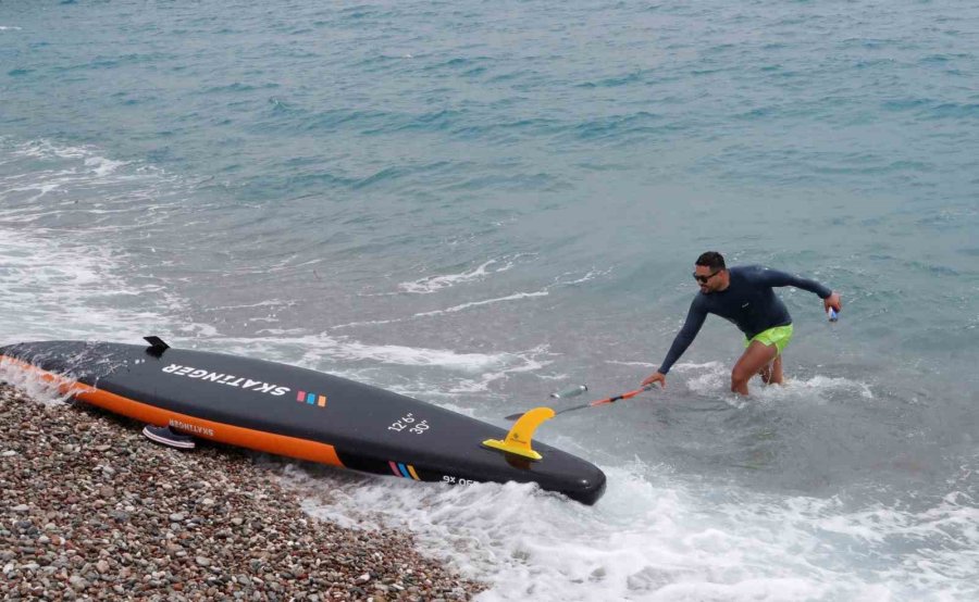 Bayram Tatilinin Son Gününde Konyaaltı Sahili’ne Akın Ettiler