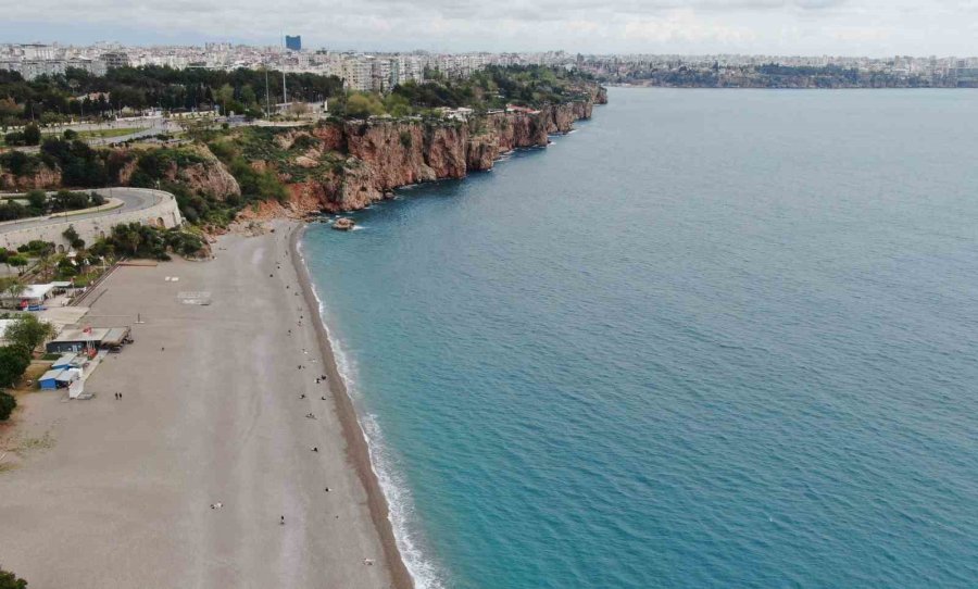 Bayram Tatilinin Son Gününde Konyaaltı Sahili’ne Akın Ettiler