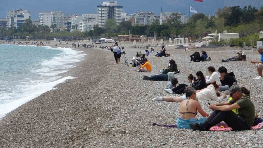 Bayram Tatilinin Son Gününde Konyaaltı Sahili’ne Akın Ettiler