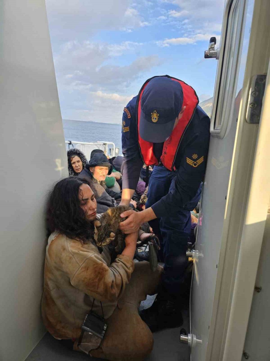 Antalya’da Düzensiz Göçmen Operasyonu: 25’i Çocuk 80 Kişi Kurtarıldı