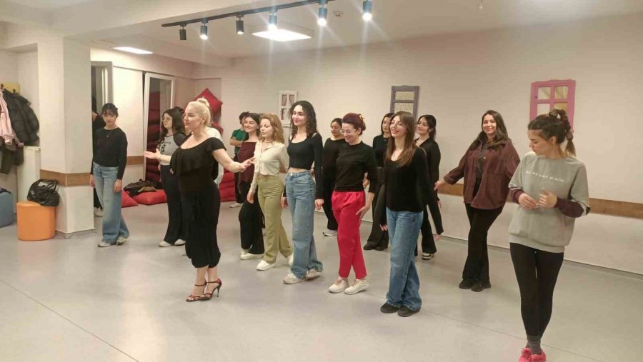 Bahar, Adalar Gençlik Merkezi’nde Başka Güzel