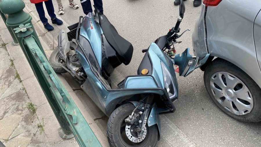 Ani Fren Yapan Otomobile Arkadan Çarpan Motosikletin Sürücüsü Yaralandı
