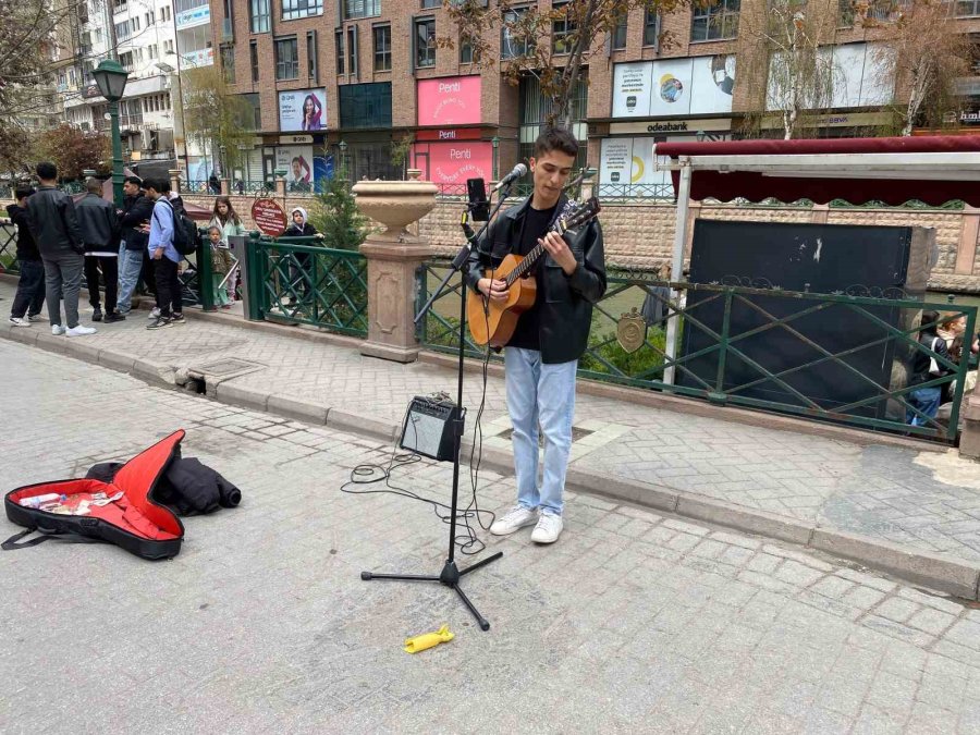 Sokak Müzisyeni Bayram Tatilinde De Sanatına Devam Etti