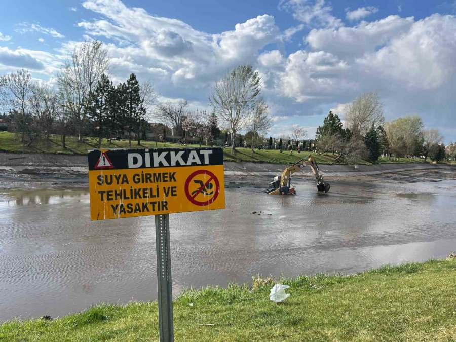 Porsuk Çayı’nı Temizleyen 30 Tonluk Dev Ekskavatör Çamura Gömüldü