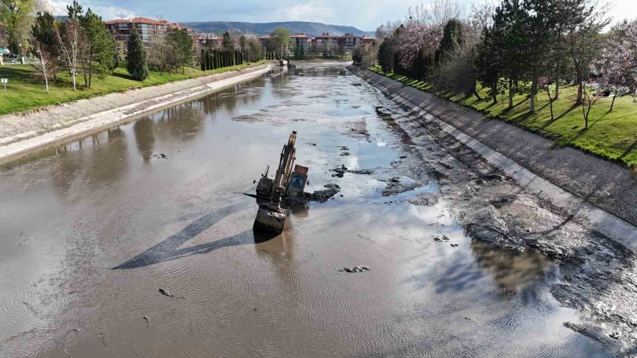Porsuk Çayı’nı Temizleyen 30 Tonluk Dev Ekskavatör Çamura Gömüldü