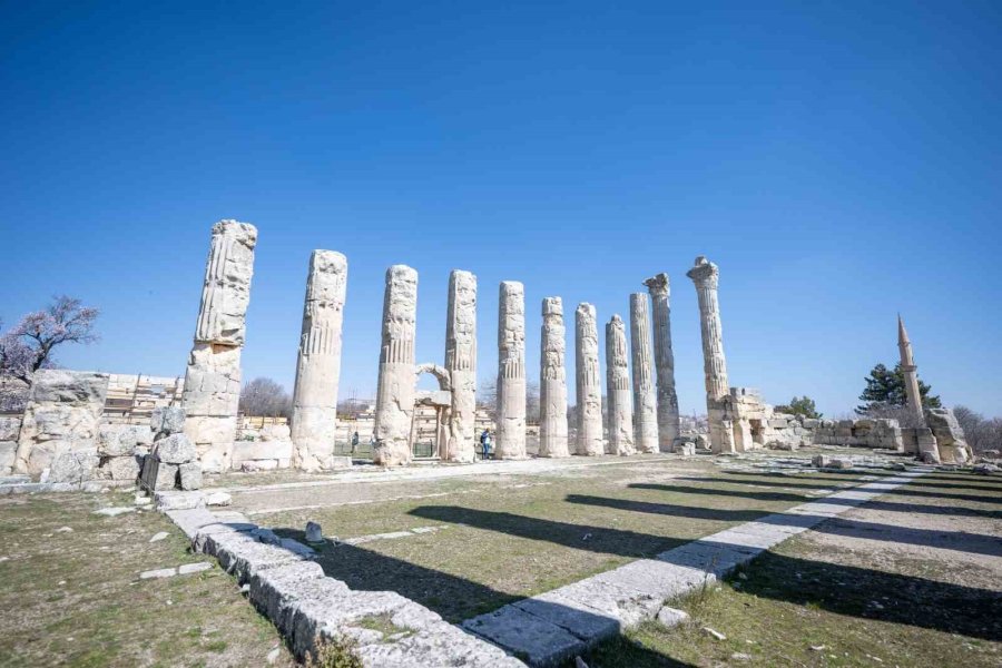 Uzuncaburç Antik Kenti Ziyaretçilerini Bekliyor