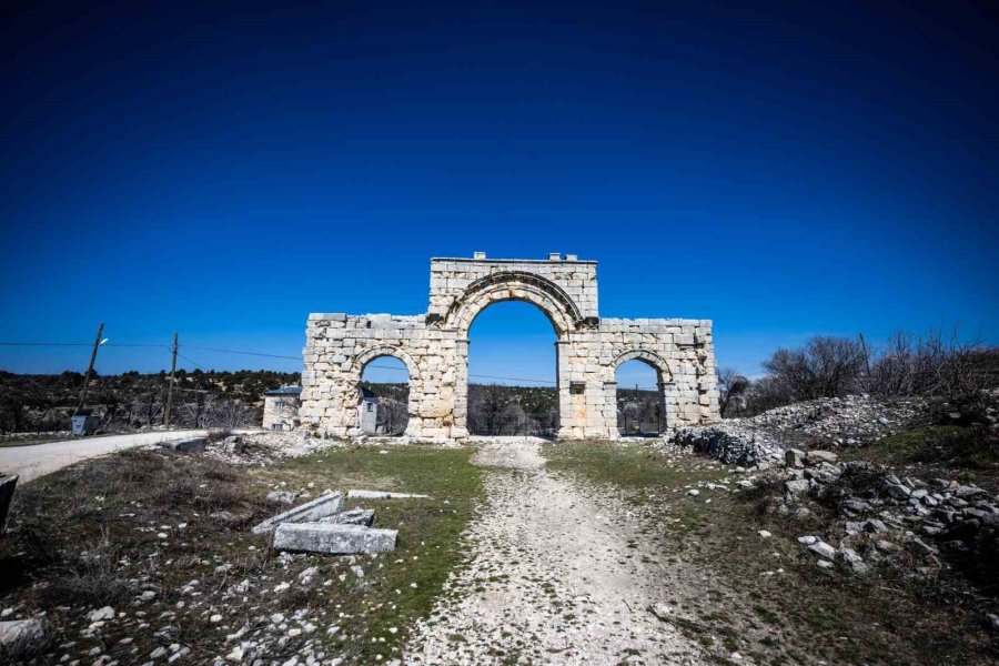 Uzuncaburç Antik Kenti Ziyaretçilerini Bekliyor