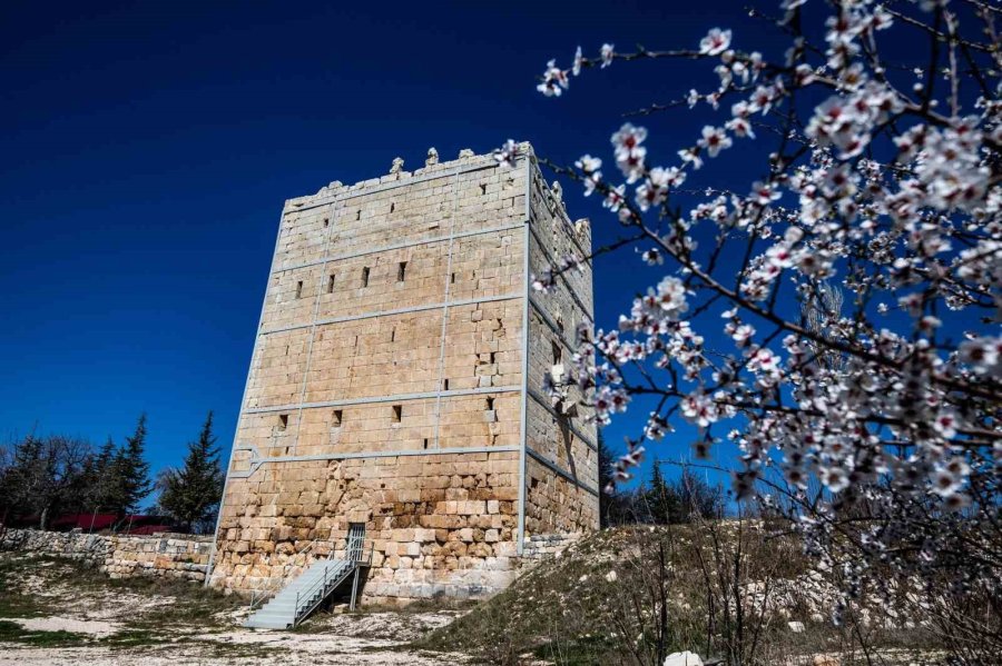 Uzuncaburç Antik Kenti Ziyaretçilerini Bekliyor
