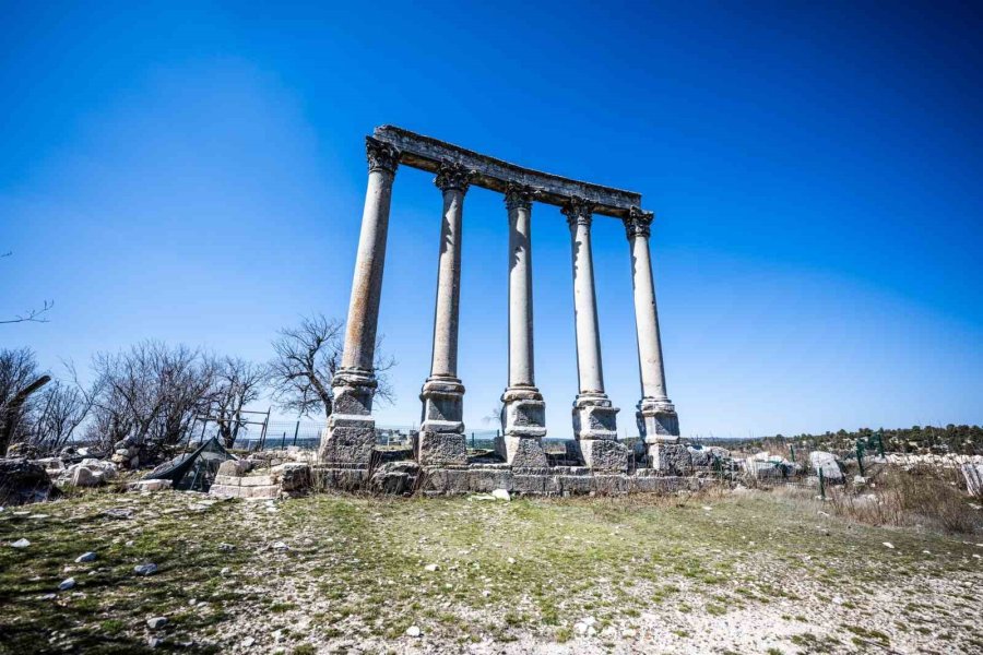 Uzuncaburç Antik Kenti Ziyaretçilerini Bekliyor