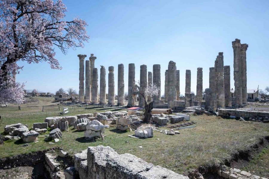 Uzuncaburç Antik Kenti Ziyaretçilerini Bekliyor