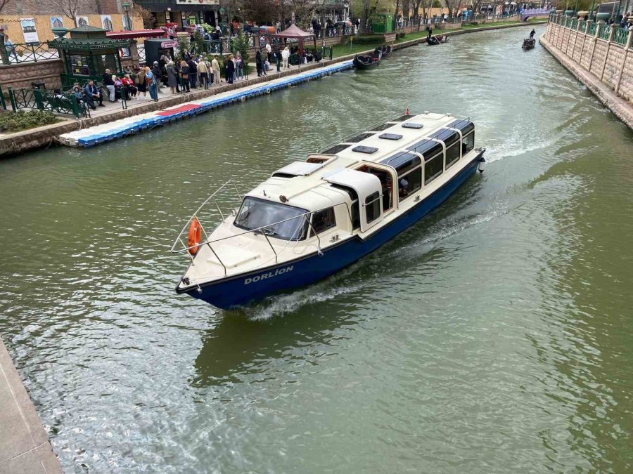 Eskişehir’de Turist Yoğunluğu Sürüyor