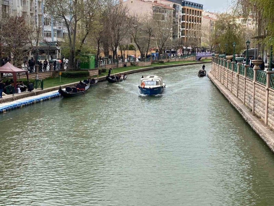 Eskişehir’de Turist Yoğunluğu Sürüyor