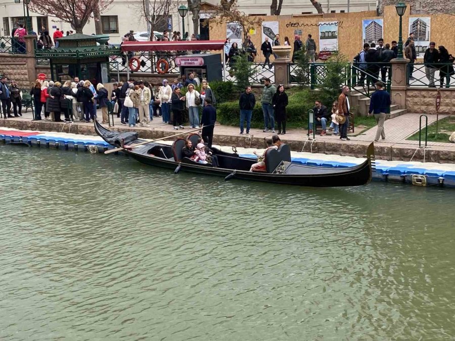 Eskişehir’de Turist Yoğunluğu Sürüyor
