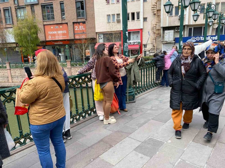Eskişehir’de Turist Yoğunluğu Sürüyor