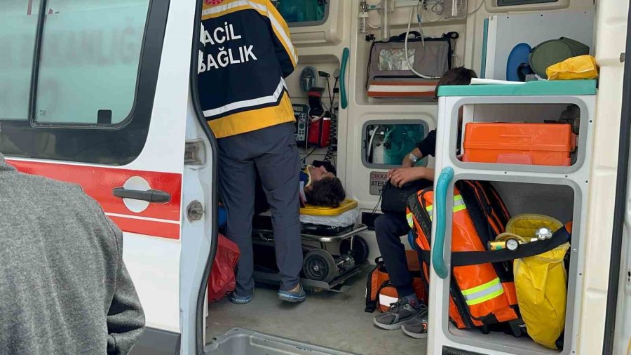 Antalya’da Hastaneye Giderken Kaza Yaptılar: 1’i Çocuk 5 Yaralı