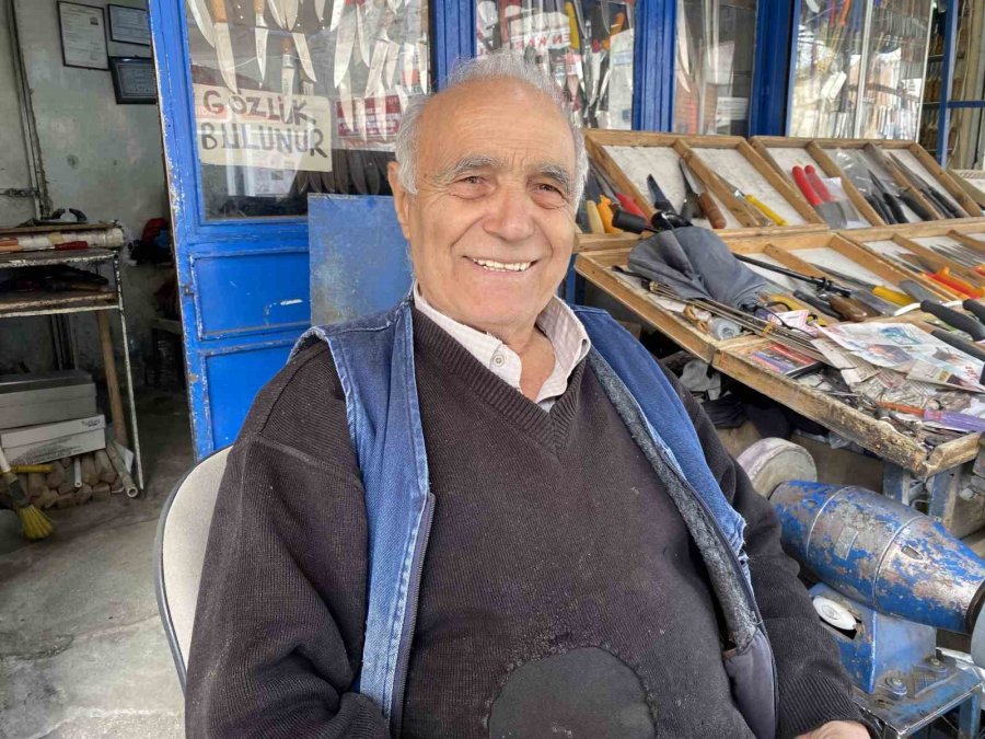 İşini Severek Yapan 81 Yaşındaki Erhan Amca Mesleğini Bir Türlü Bırakamıyor