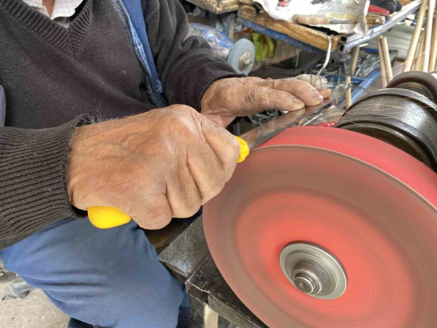 İşini Severek Yapan 81 Yaşındaki Erhan Amca Mesleğini Bir Türlü Bırakamıyor