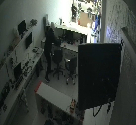 O Anlar Kamerada: Maskeli Hırsız 3 Defa Gidip Geldi, İş Yerini Soydu