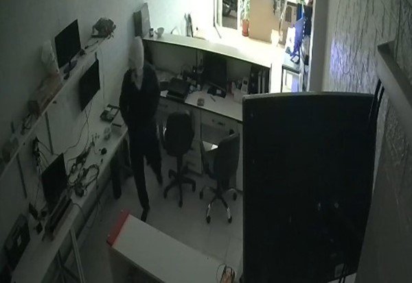 O Anlar Kamerada: Maskeli Hırsız 3 Defa Gidip Geldi, İş Yerini Soydu