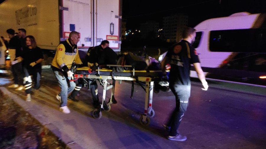 Tır İle Panelvan Aracın Karıştığı Kazada 5 Kişi Yaralandı